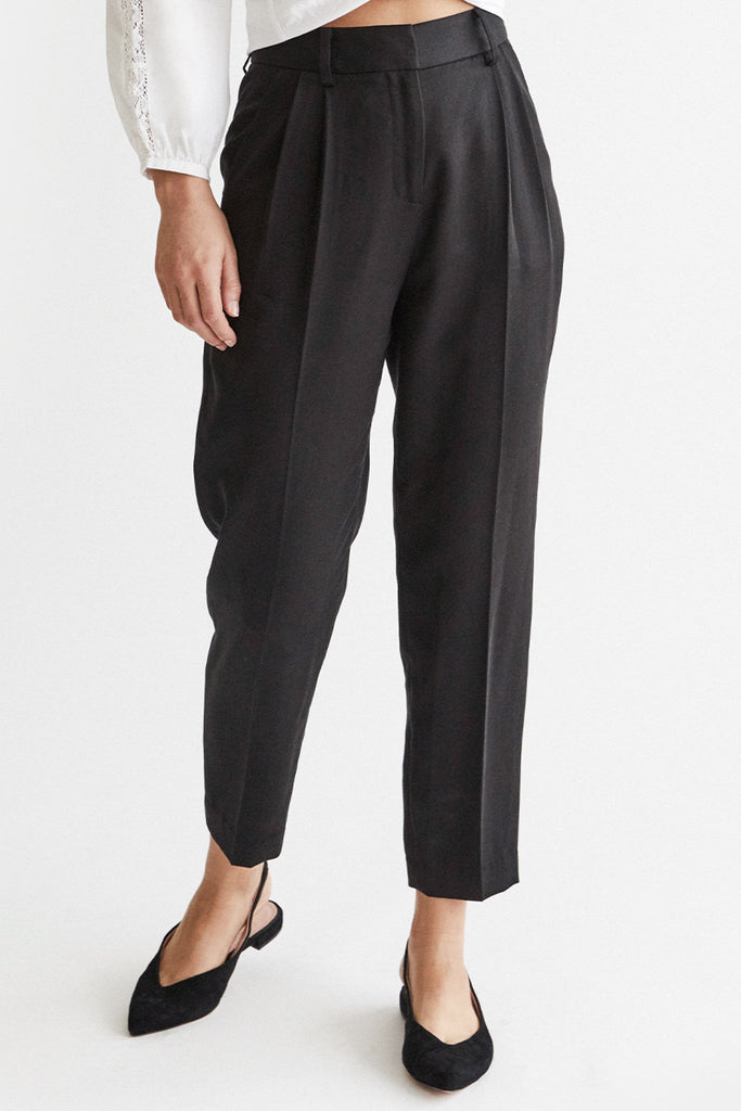 VETTA 0 / Black The Pleated High Waist Trouser capsule wardrobe