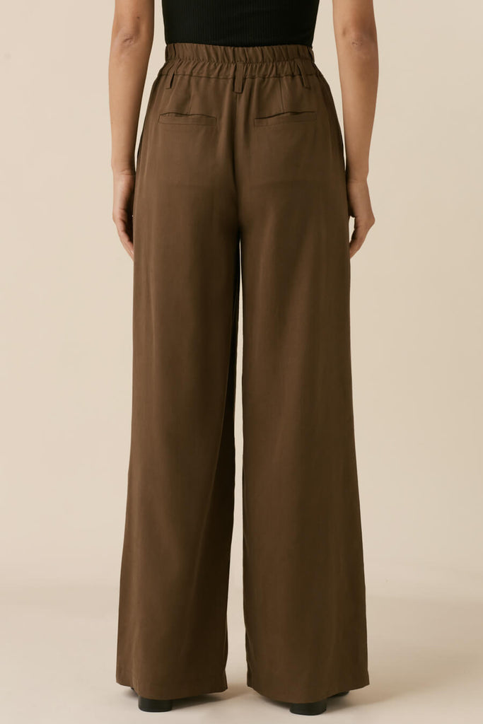 VETTA apparel The Elastic Waist Trouser capsule wardrobe