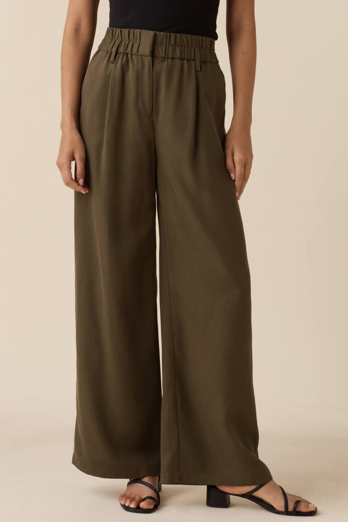 VETTA apparel The Elastic Waist Trouser capsule wardrobe