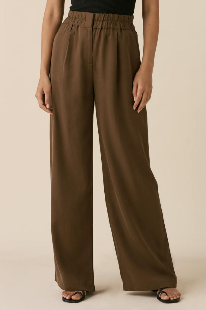 VETTA apparel The Elastic Waist Trouser capsule wardrobe