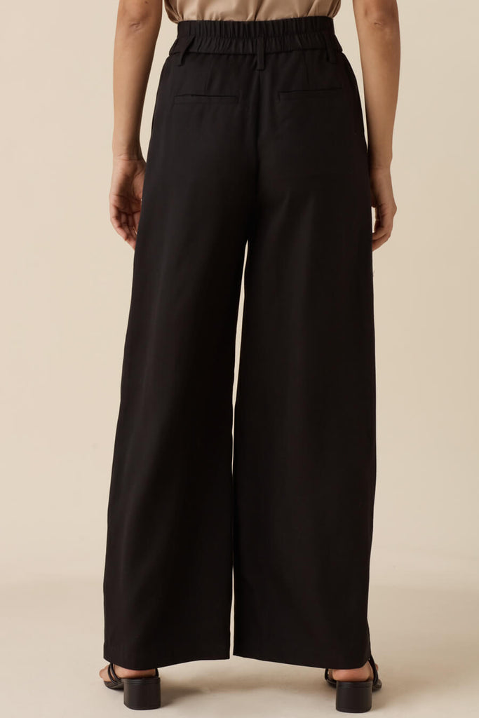 VETTA apparel The Elastic Waist Trouser capsule wardrobe