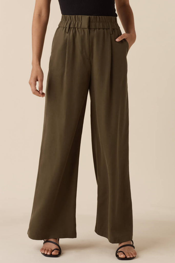 VETTA apparel The Elastic Waist Trouser capsule wardrobe