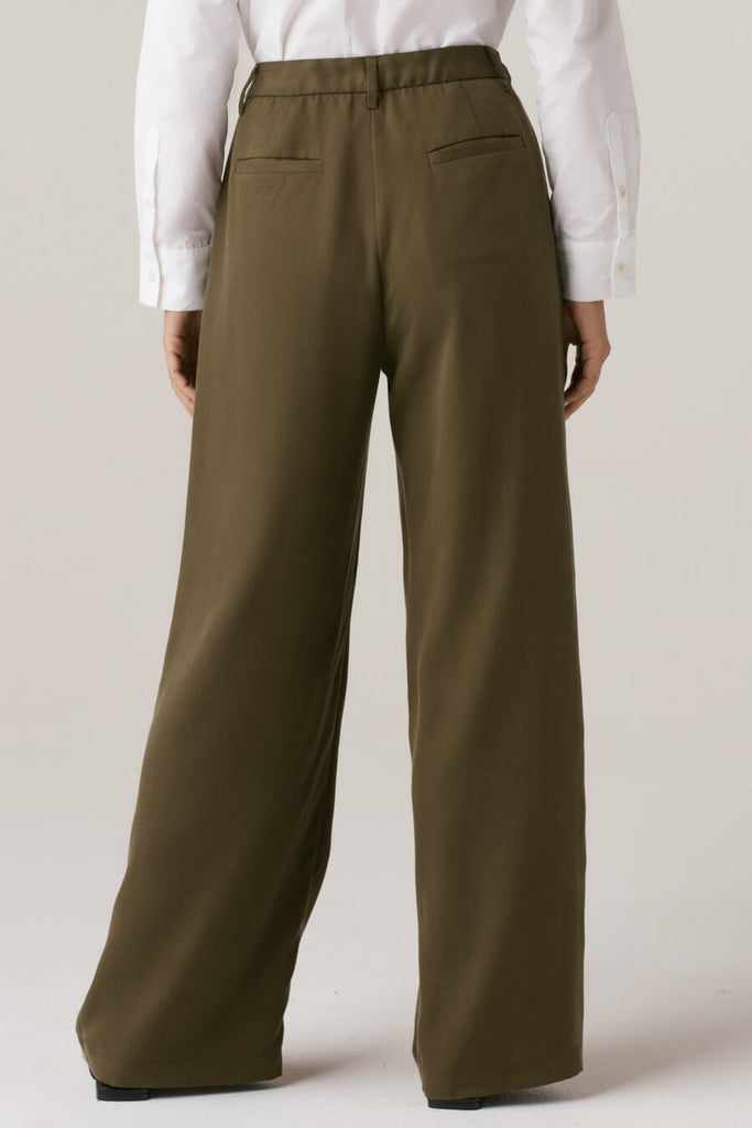 VETTA apparel The Wide Leg Trouser capsule wardrobe