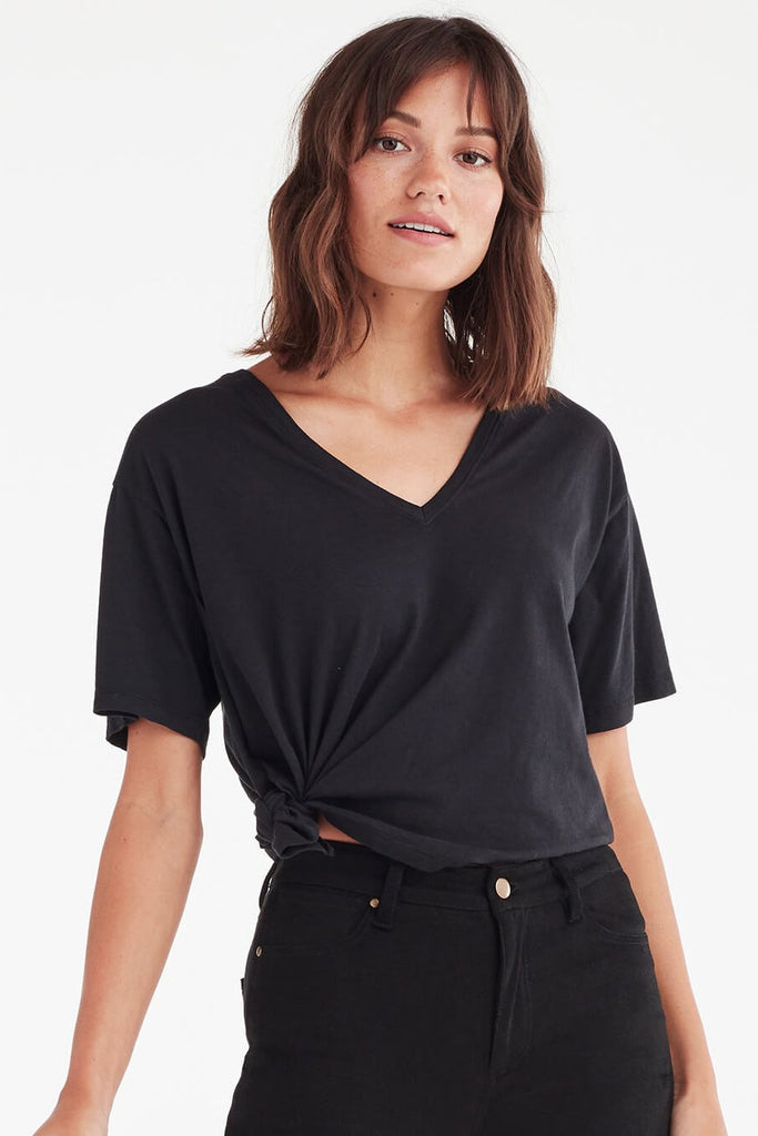 VETTA XS / Black The V-Neck Convertible Tee capsule wardrobe